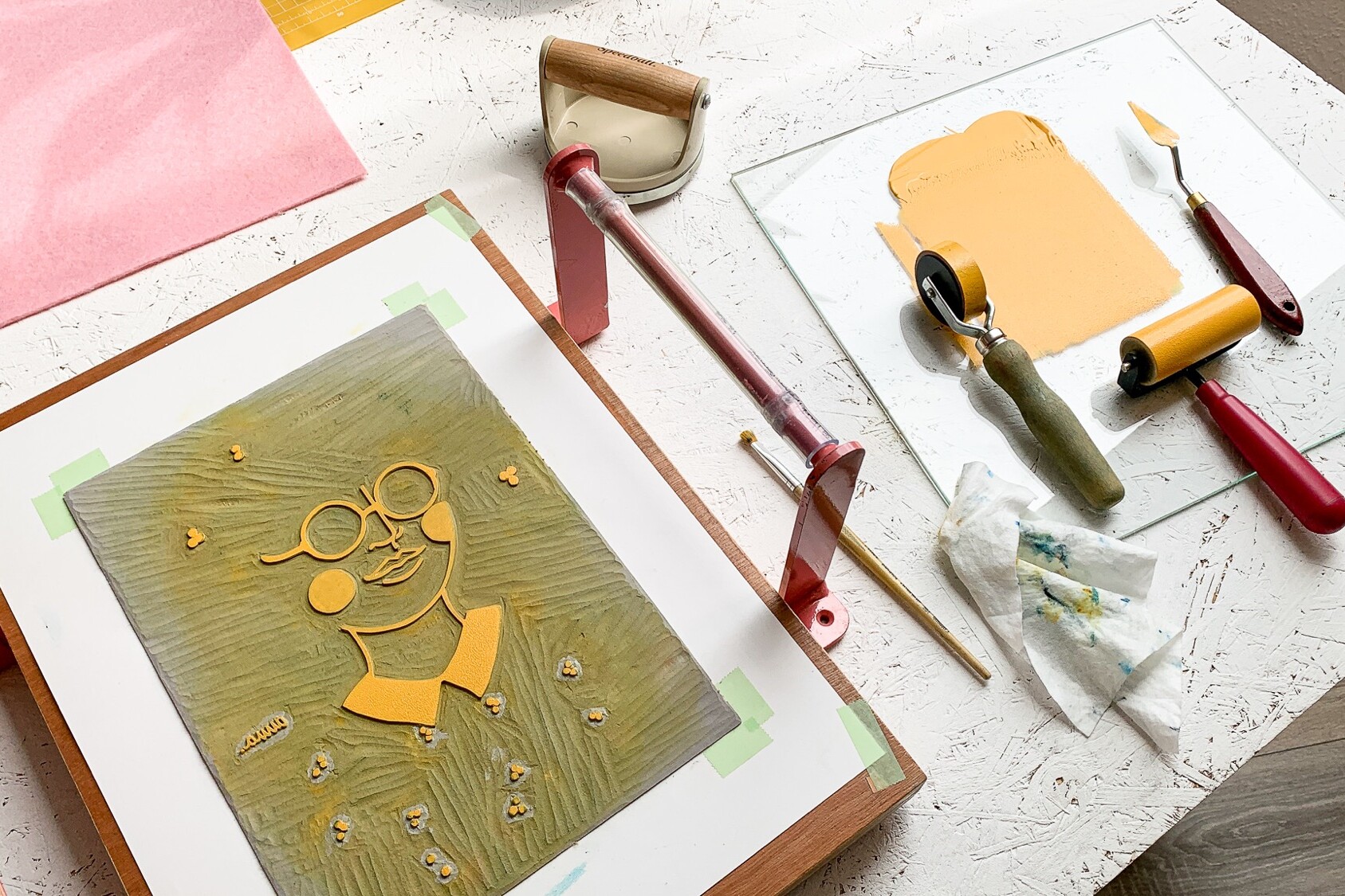 linoldruck werkzeuge und arbeitstisch